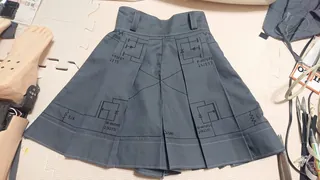 裤裙上绘着电路图